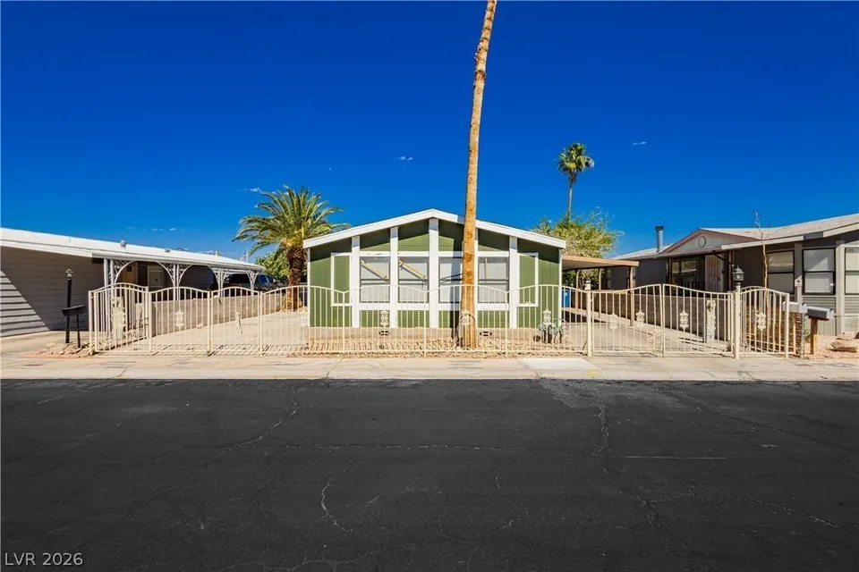 3 Bed 2 Bath Traditional Suburban Family Home in Las Vegas, NV - 4