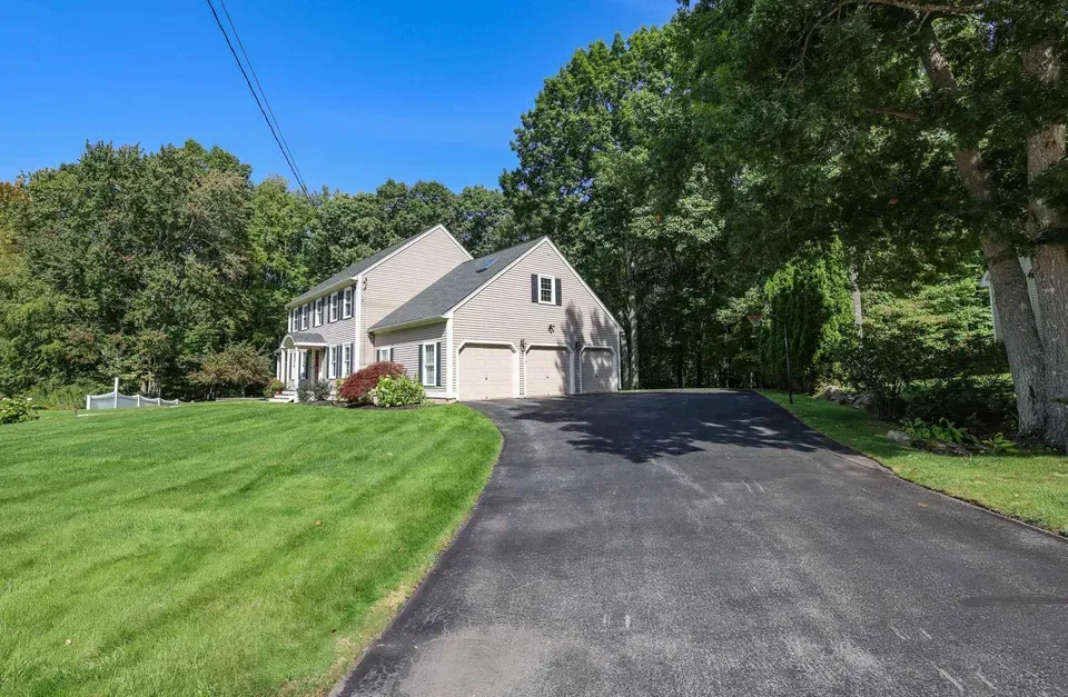 3 Bed 2 Bath Traditional Suburban Family Home in Manchester, NH - 4