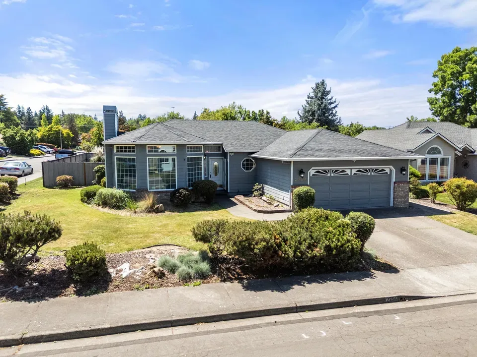 3 Bed 2 Bath Traditional Suburban Family Home in Medford, OR