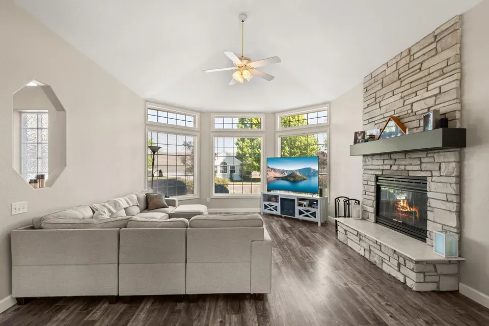 3 Bed 2 Bath Traditional Suburban Family Home in Medford, OR - 2