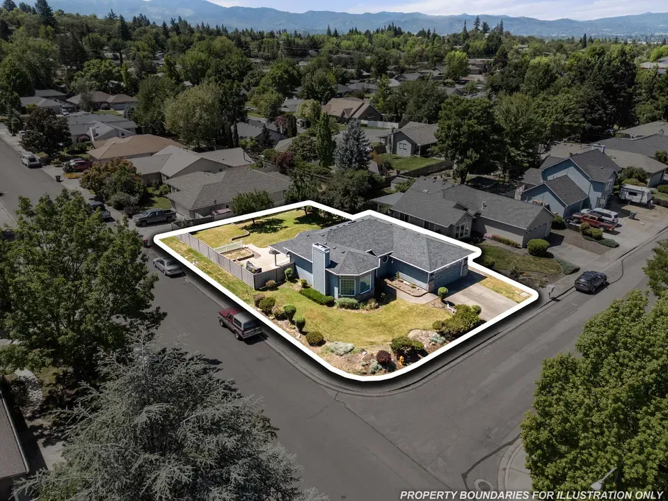 3 Bed 2 Bath Traditional Suburban Family Home in Medford, OR - 3