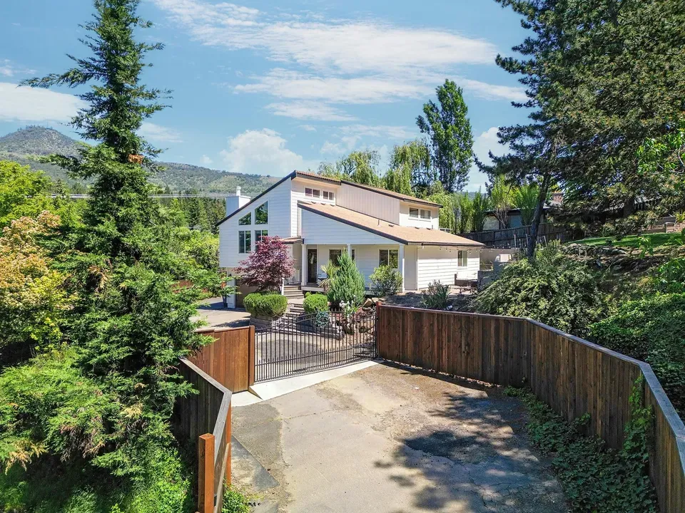 3 Bed 2 Bath Traditional Suburban Family Home in Medford, OR - 1