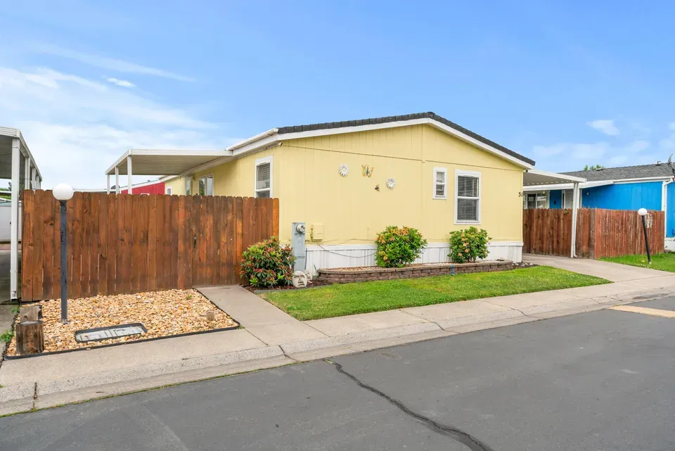 3 Bed 2 Bath Traditional Suburban Family Home in Medford, OR - 1