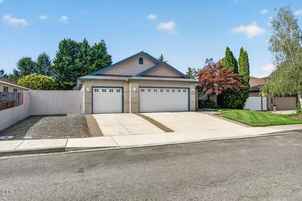 3 Bed 2 Bath Traditional Suburban Family Home in Medford, OR - 1
