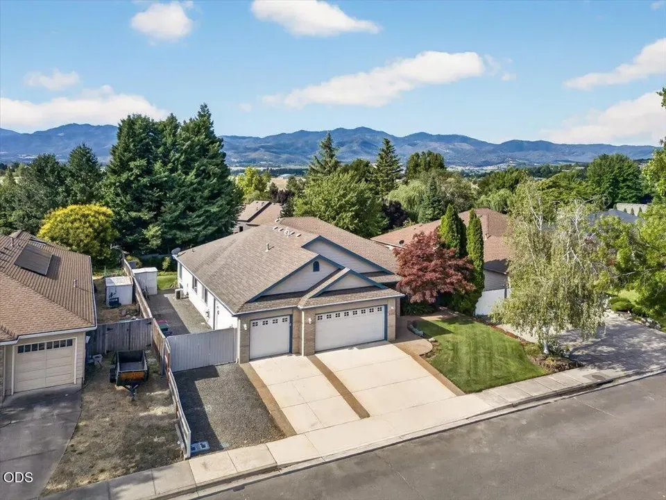 3 Bed 2 Bath Traditional Suburban Family Home in Medford, OR - 4