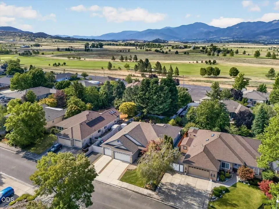 3 Bed 2 Bath Traditional Suburban Family Home in Medford, OR - 5