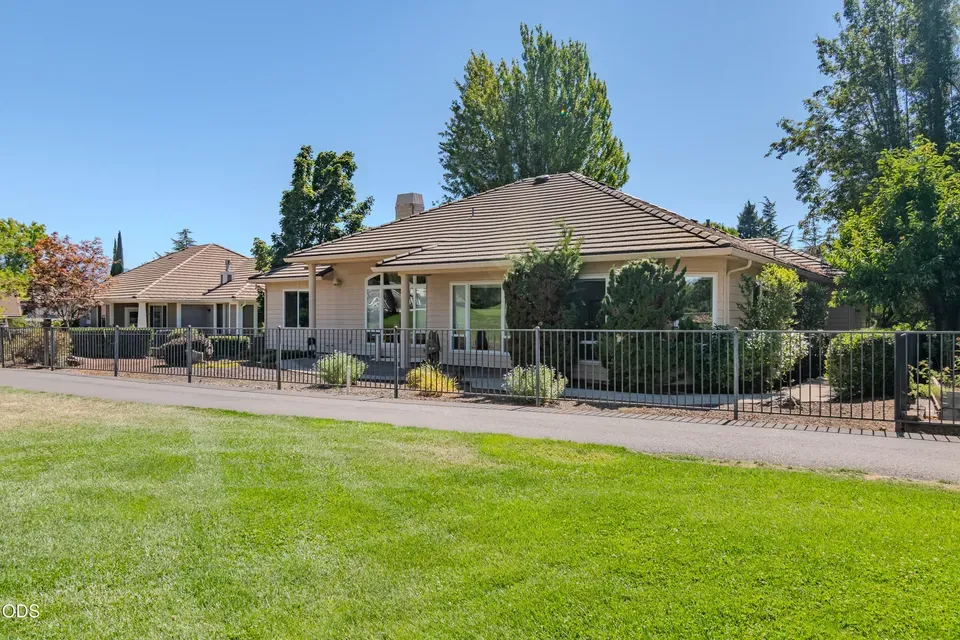 3 Bed 2 Bath Traditional Suburban Family Home in Medford, OR - 1