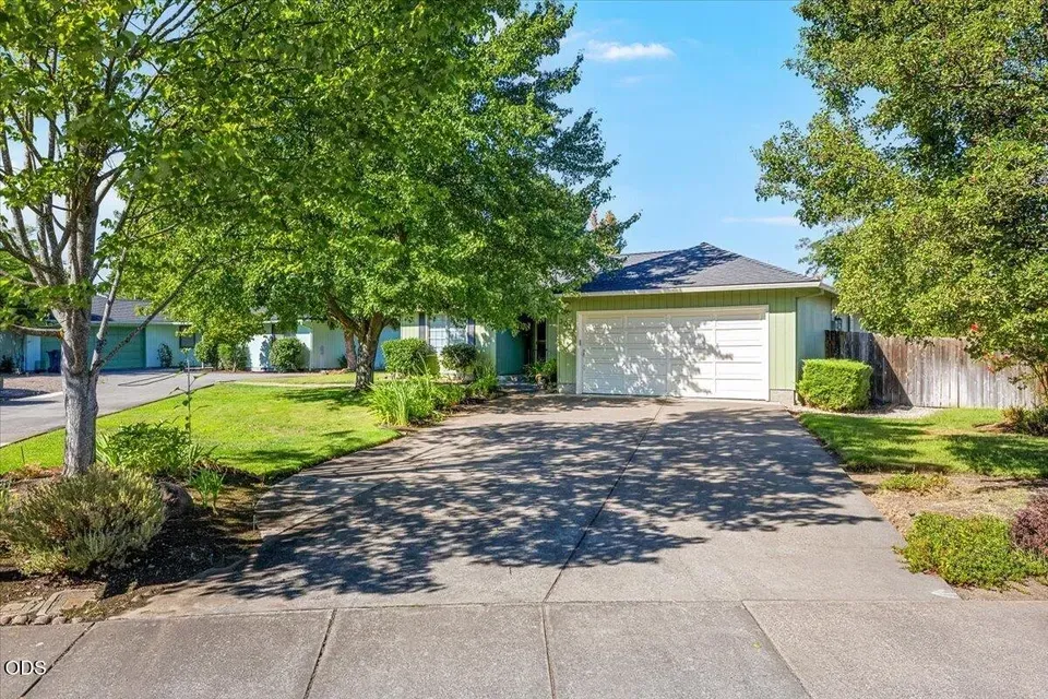 3 Bed 2 Bath Traditional Suburban Family Home in Medford, OR