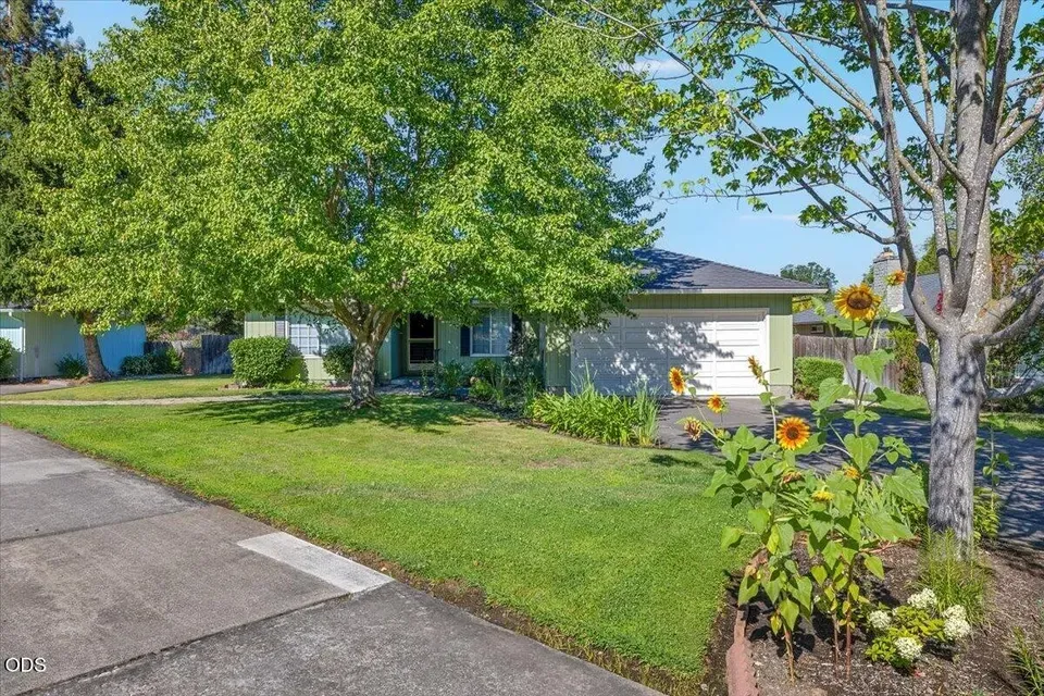 3 Bed 2 Bath Traditional Suburban Family Home in Medford, OR - 2
