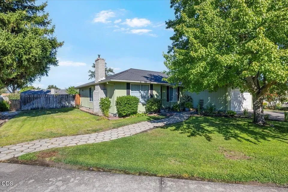 3 Bed 2 Bath Traditional Suburban Family Home in Medford, OR - 3
