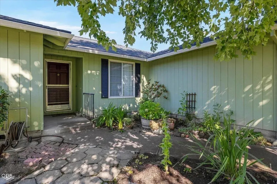 3 Bed 2 Bath Traditional Suburban Family Home in Medford, OR - 4