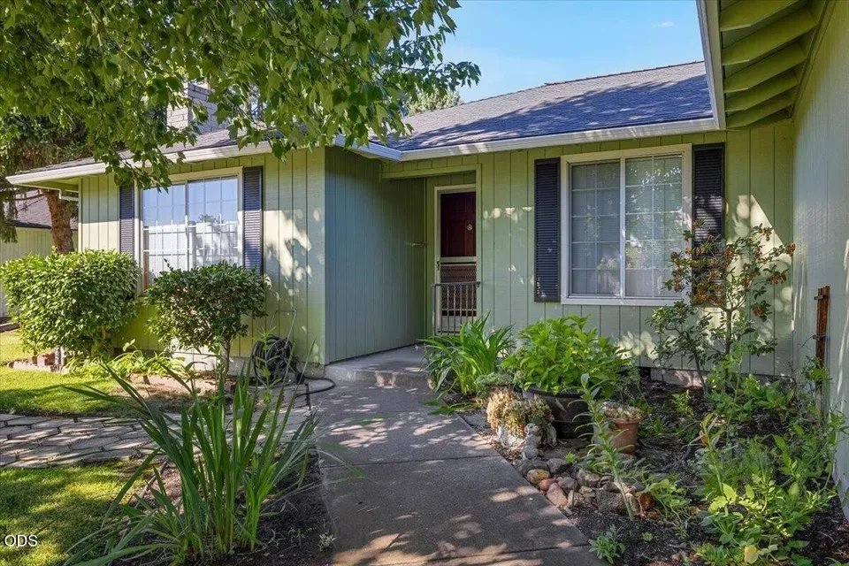 3 Bed 2 Bath Traditional Suburban Family Home in Medford, OR - 5