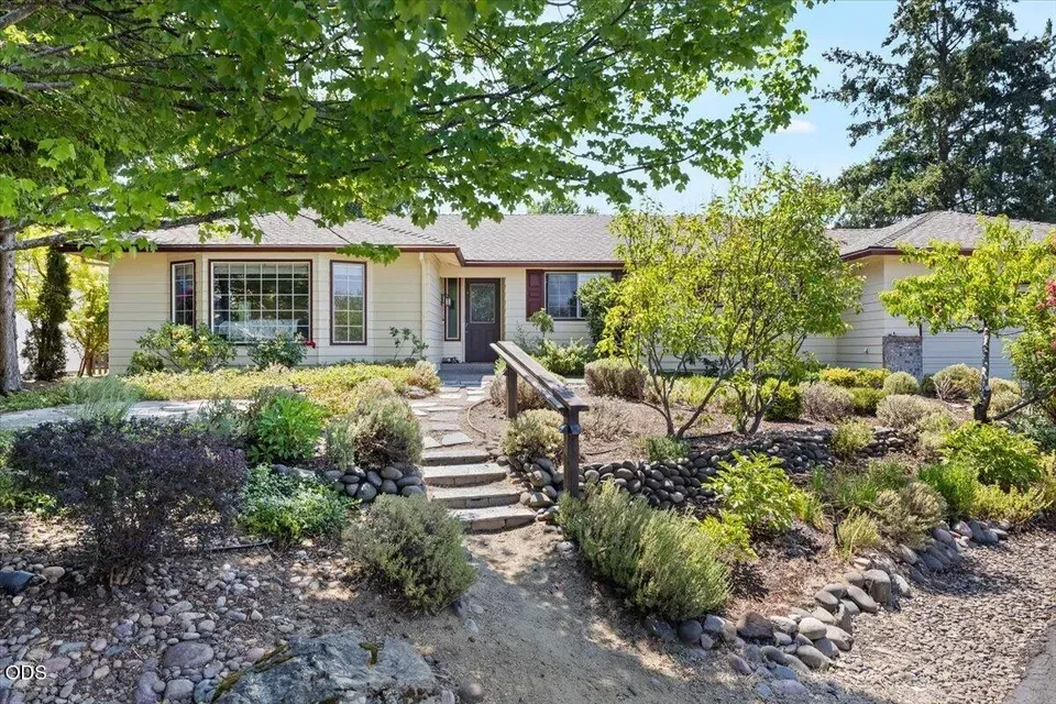 3 Bed 2 Bath Traditional Suburban Family Home in Medford, OR - 2