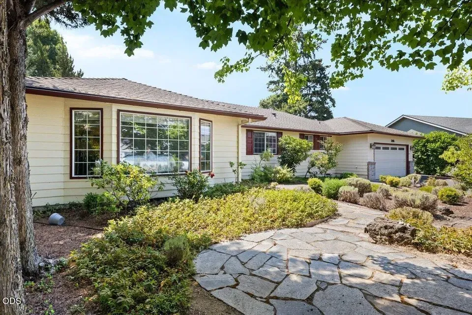 3 Bed 2 Bath Traditional Suburban Family Home in Medford, OR - 3