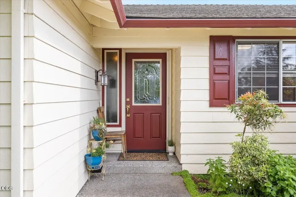 3 Bed 2 Bath Traditional Suburban Family Home in Medford, OR - 4