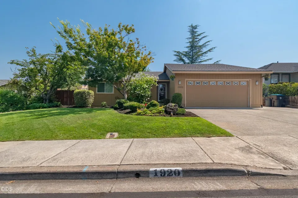 3 Bed 2 Bath Traditional Suburban Family Home in Medford, OR
