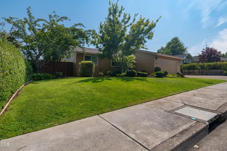 3 Bed 2 Bath Traditional Suburban Family Home in Medford, OR - 2