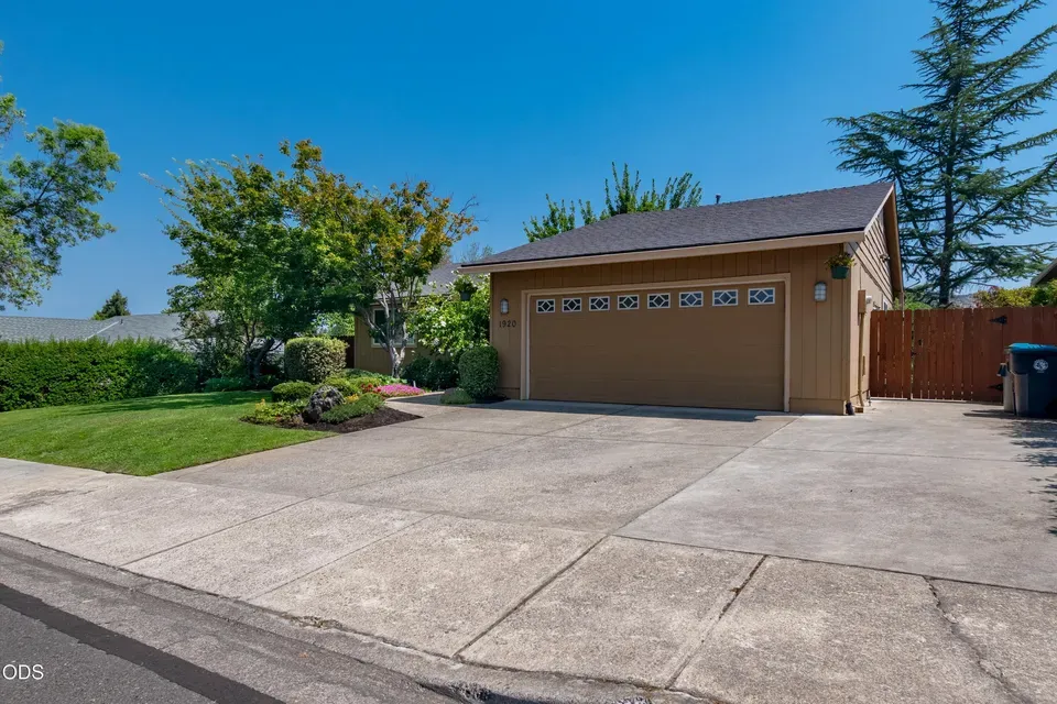 3 Bed 2 Bath Traditional Suburban Family Home in Medford, OR - 3