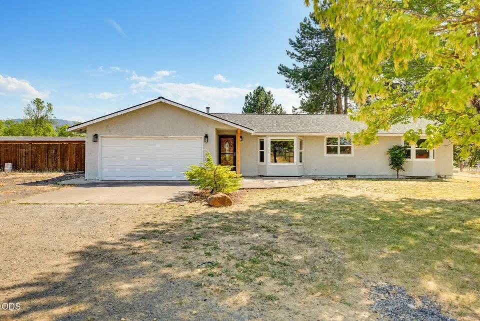 3 Bed 2 Bath Traditional Suburban Family Home in Medford, OR