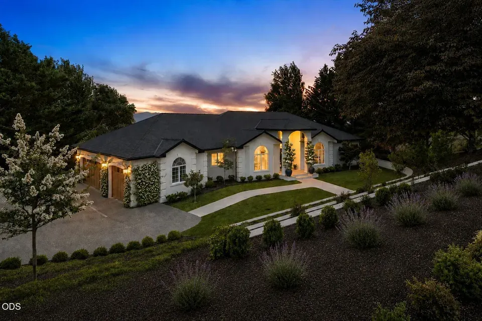 3 Bed 2 Bath Traditional Suburban Family Home in Medford, OR - 1