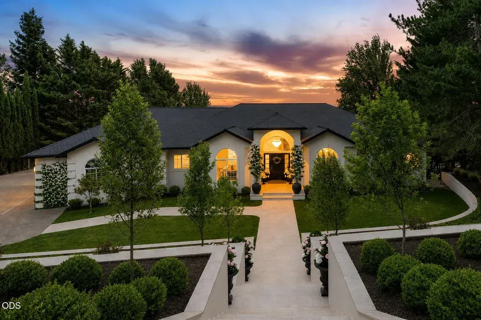 3 Bed 2 Bath Traditional Suburban Family Home in Medford, OR - 2