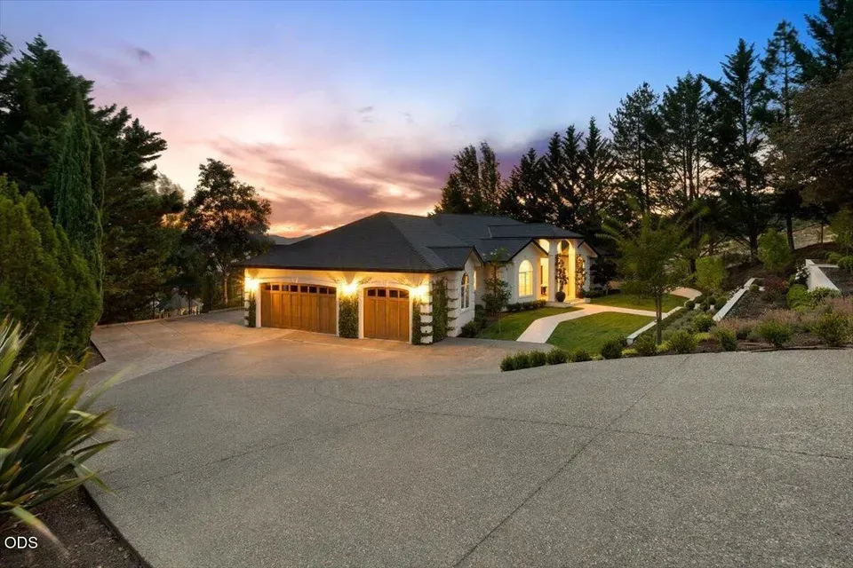 3 Bed 2 Bath Traditional Suburban Family Home in Medford, OR - 5