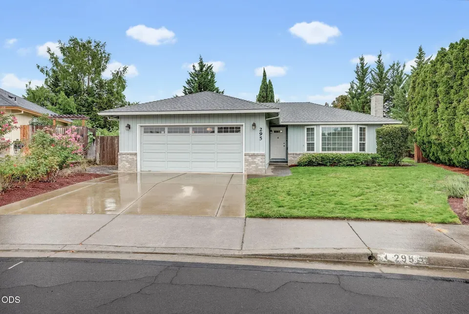 3 Bed 2 Bath Traditional Suburban Family Home in Medford, OR