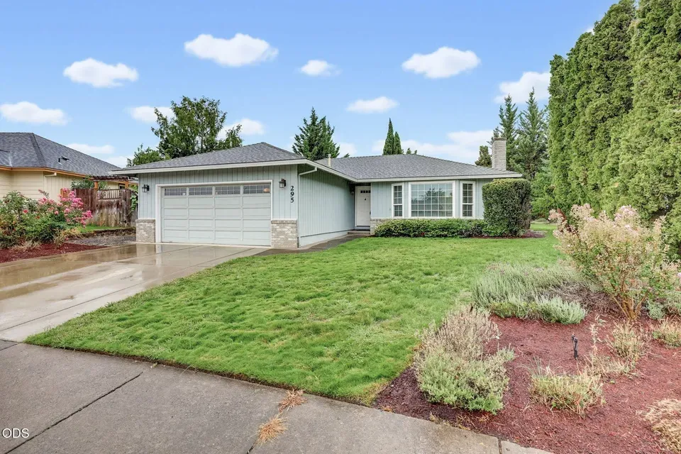 3 Bed 2 Bath Traditional Suburban Family Home in Medford, OR - 2