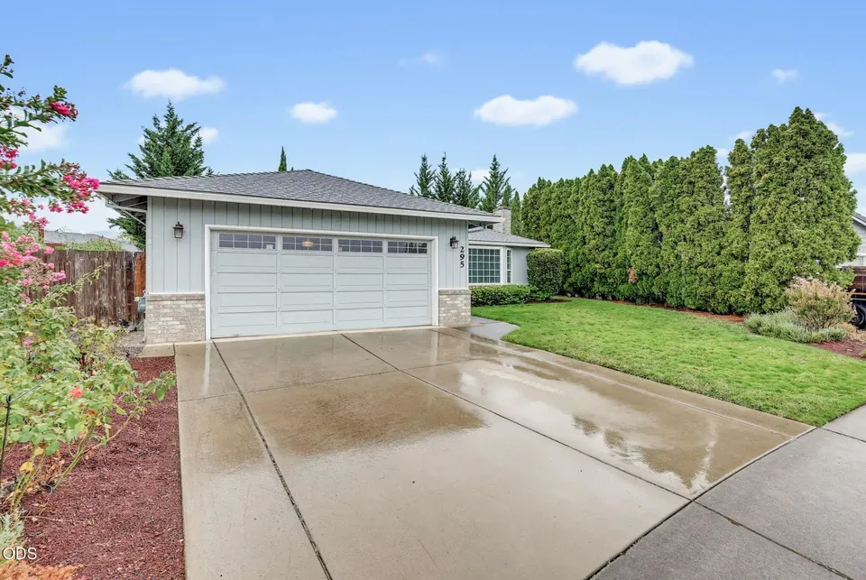 3 Bed 2 Bath Traditional Suburban Family Home in Medford, OR - 3