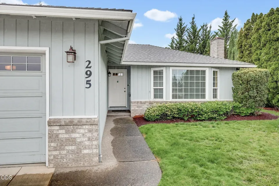 3 Bed 2 Bath Traditional Suburban Family Home in Medford, OR - 4