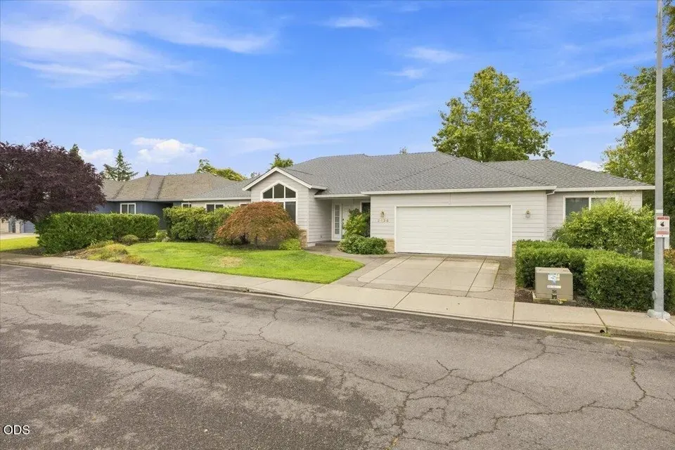 3 Bed 2 Bath Traditional Suburban Family Home in Medford, OR - 3