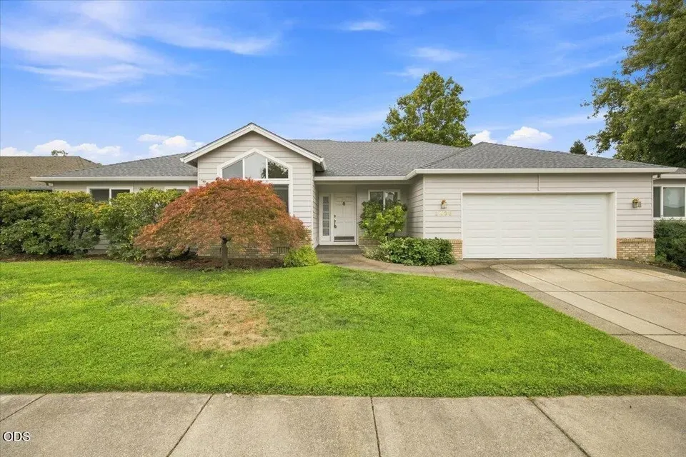 3 Bed 2 Bath Traditional Suburban Family Home in Medford, OR - 4