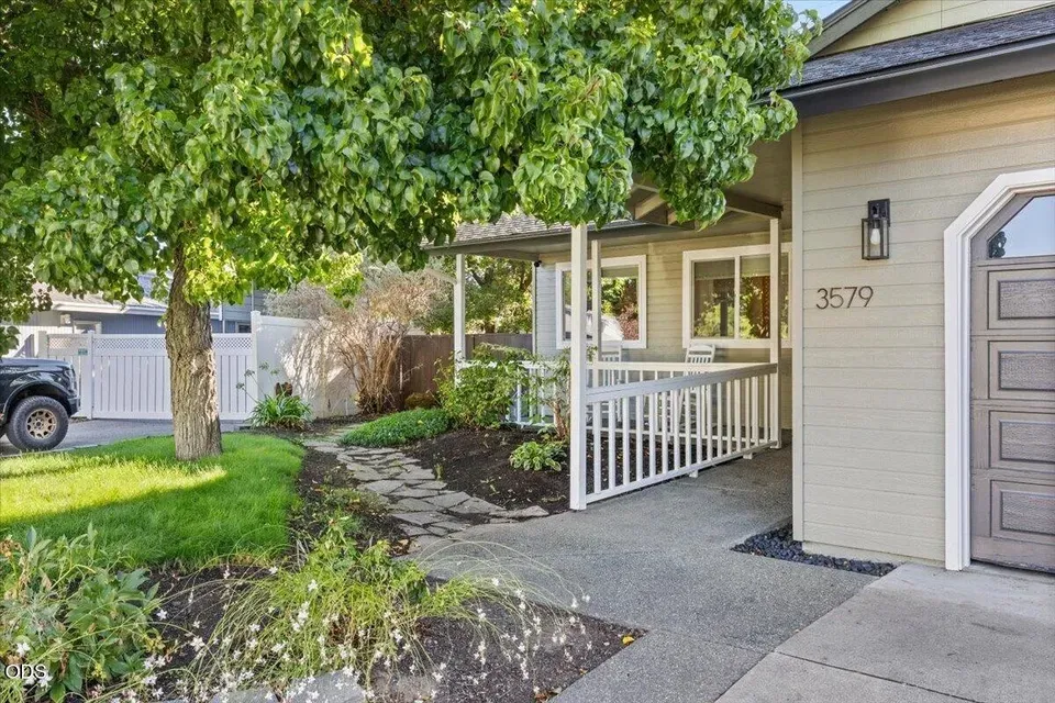 3 Bed 2 Bath Traditional Suburban Family Home in Medford, OR - 1