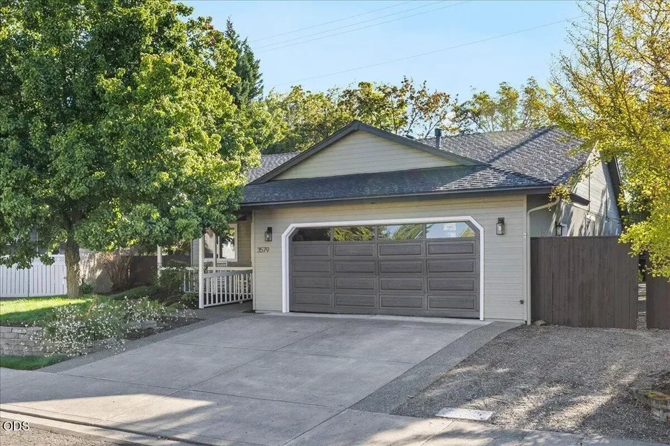3 Bed 2 Bath Traditional Suburban Family Home in Medford, OR - 2