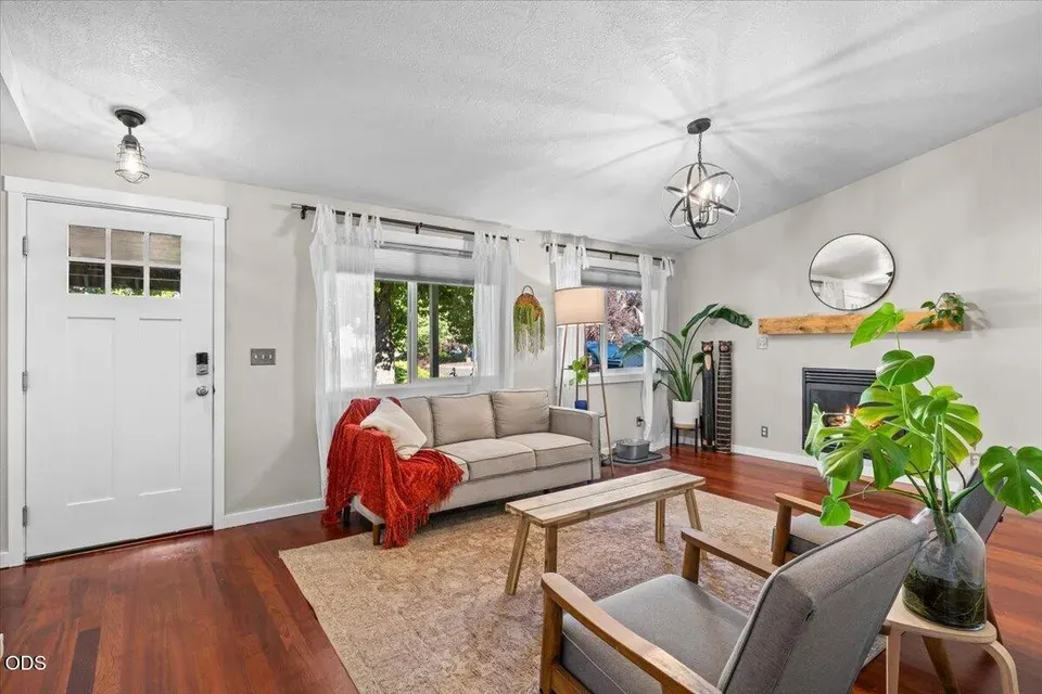 3 Bed 2 Bath Traditional Suburban Family Home in Medford, OR - 5
