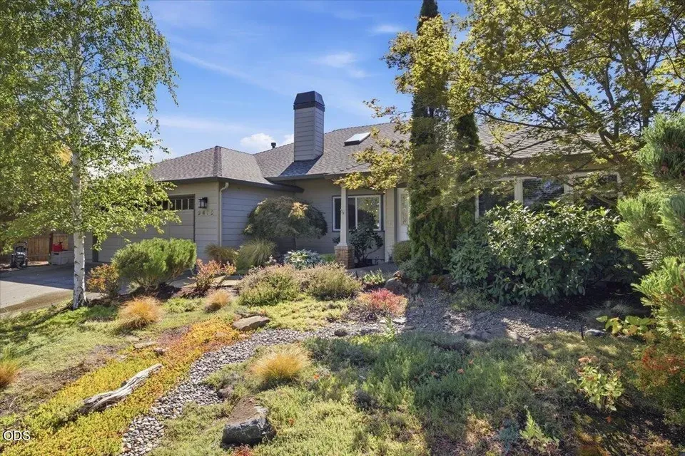 3 Bed 2 Bath Traditional Suburban Family Home in Medford, OR - 3
