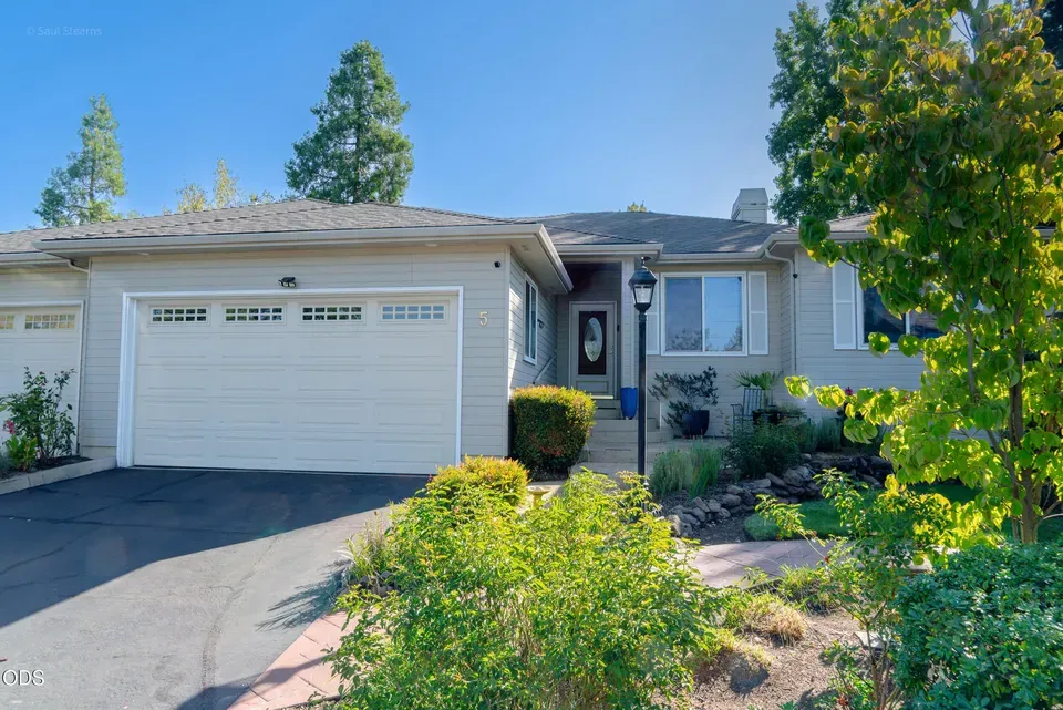 3 Bed 2 Bath Traditional Suburban Family Home in Medford, OR - 1