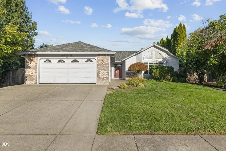 3 Bed 2 Bath Traditional Suburban Family Home in Medford, OR