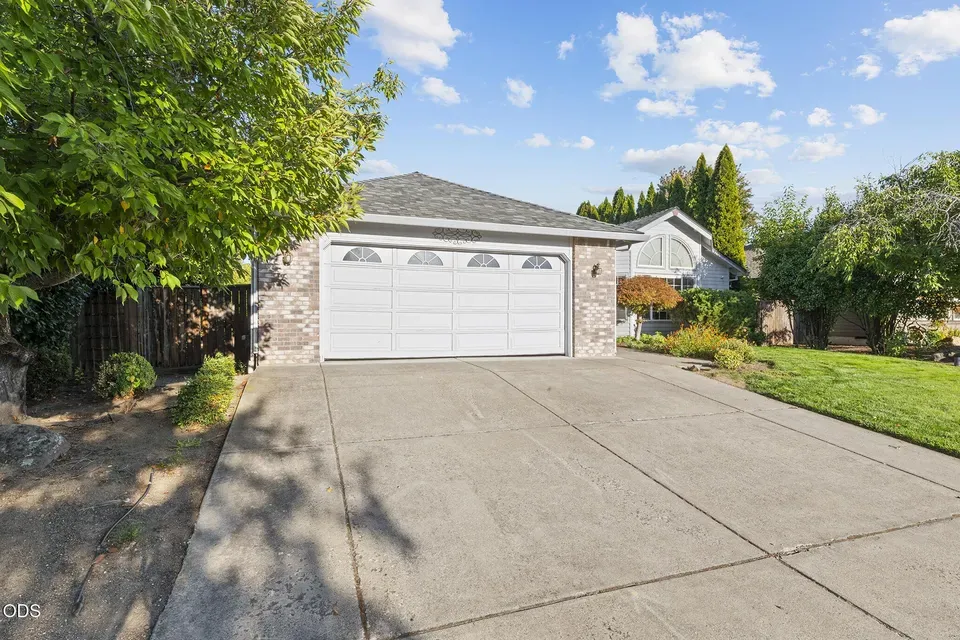 3 Bed 2 Bath Traditional Suburban Family Home in Medford, OR - 2