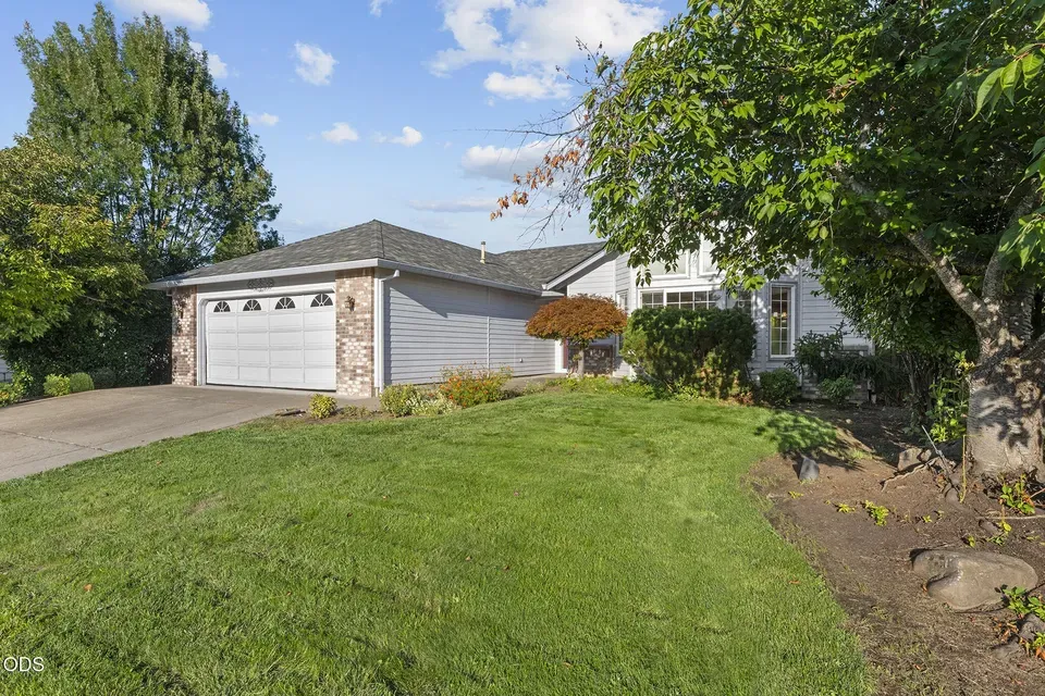 3 Bed 2 Bath Traditional Suburban Family Home in Medford, OR - 3