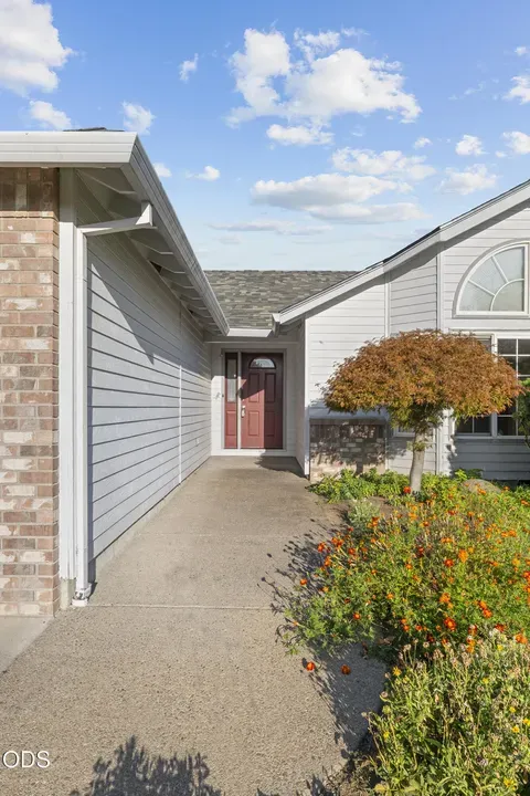 3 Bed 2 Bath Traditional Suburban Family Home in Medford, OR - 4