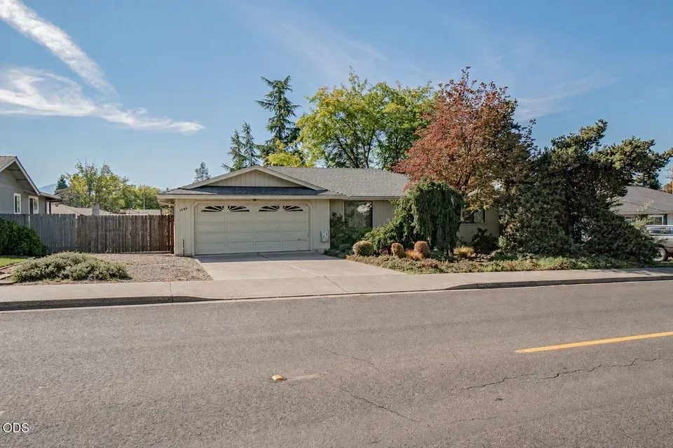 3 Bed 2 Bath Traditional Suburban Family Home in Medford, OR