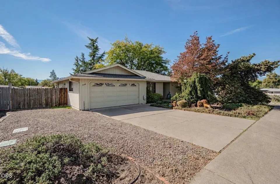 3 Bed 2 Bath Traditional Suburban Family Home in Medford, OR - 3