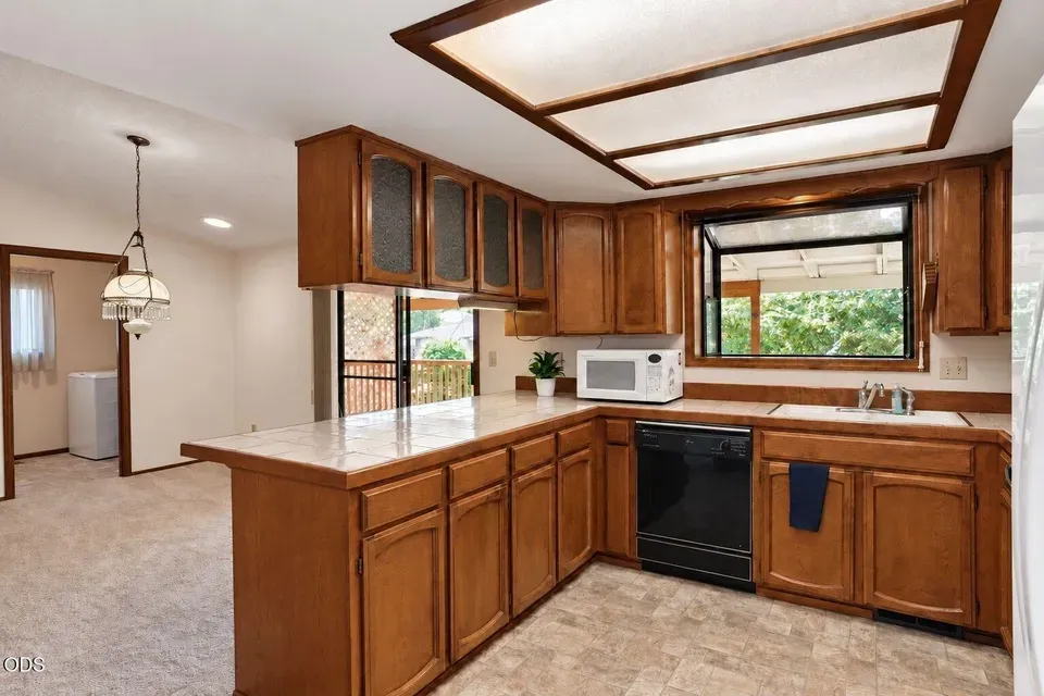 3 Bed 2 Bath Traditional Suburban Family Home in Medford, OR - 5