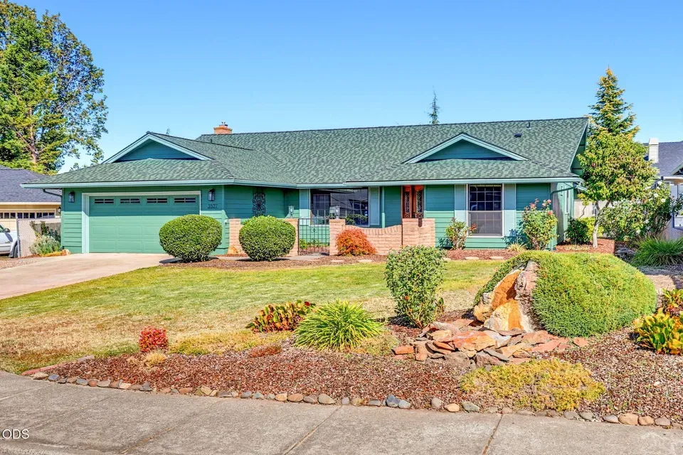 3 Bed 2 Bath Traditional Suburban Family Home in Medford, OR