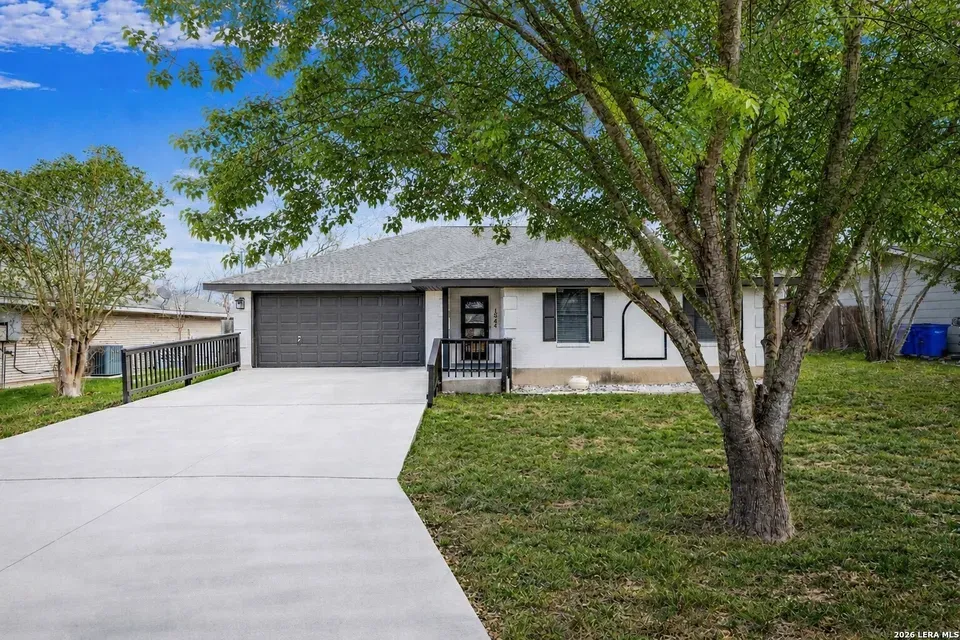 3 Bed 2 Bath Traditional Suburban Family Home in New Braunfels, TX - 2