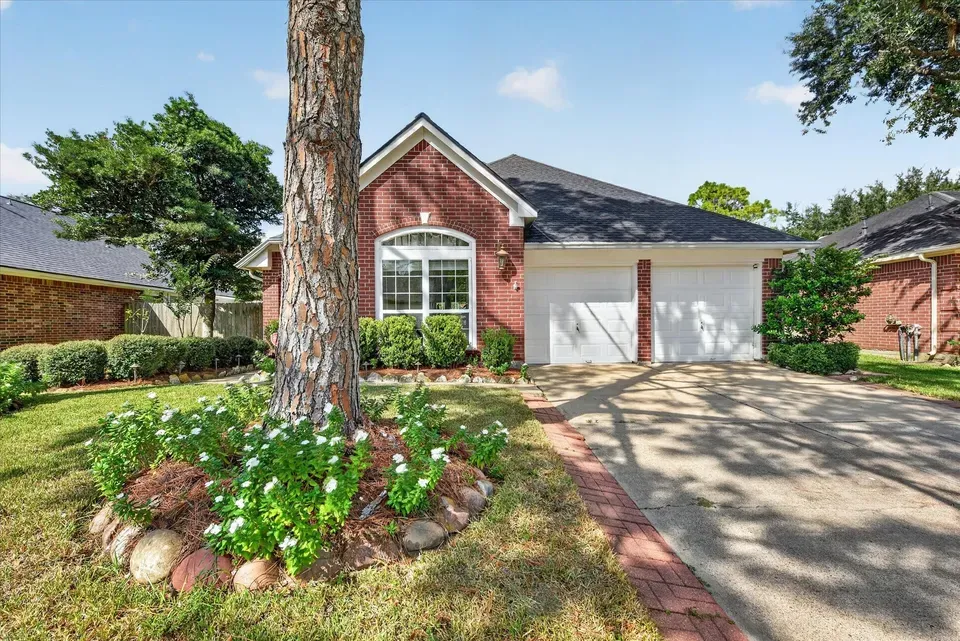 3 Bed 2 Bath Traditional Suburban Family Home in Pearland, TX - 1