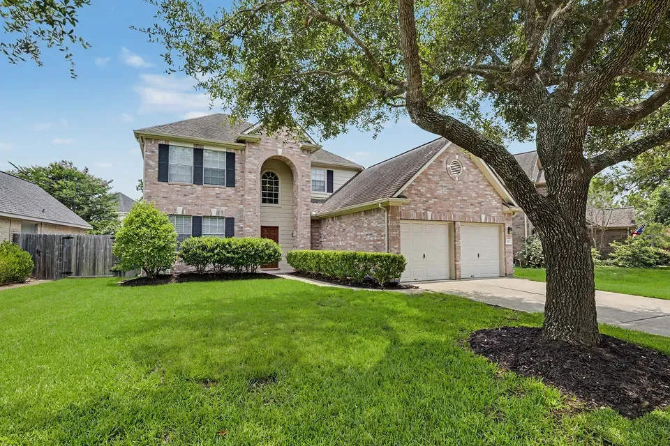 3 Bed 2 Bath Traditional Suburban Family Home in Pearland, TX - 1