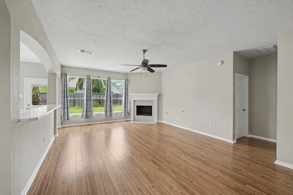 3 Bed 2 Bath Traditional Suburban Family Home in Pearland, TX - 4