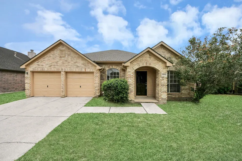 3 Bed 2 Bath Traditional Suburban Family Home in Pearland, TX